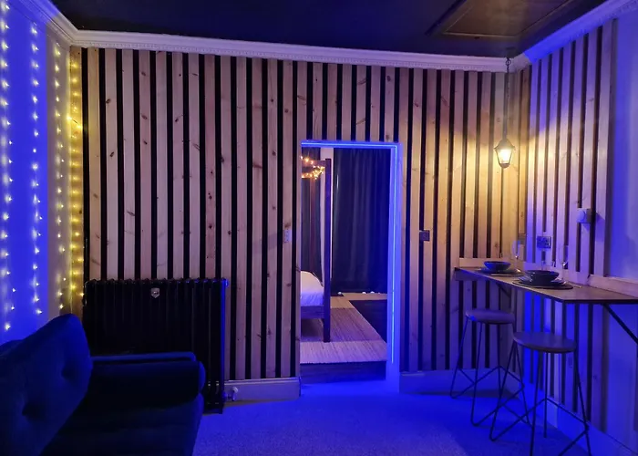 The Penny Blue Apartment With Private Hot Tub