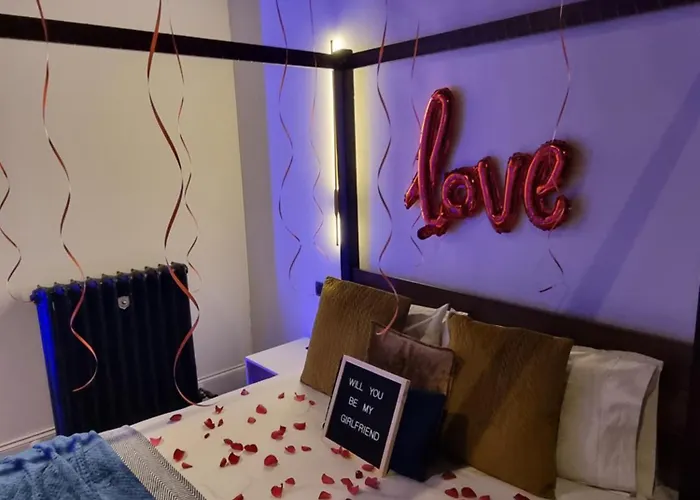 The Penny Blue Apartment With Private Hot Tub