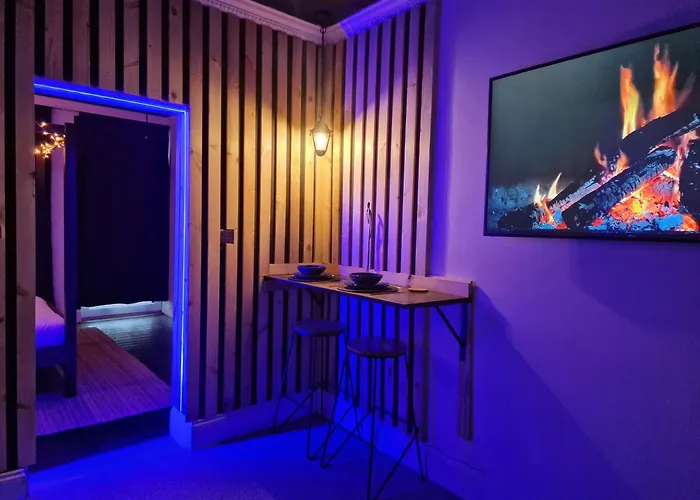 The Penny Blue Apartment With Private Hot Tub